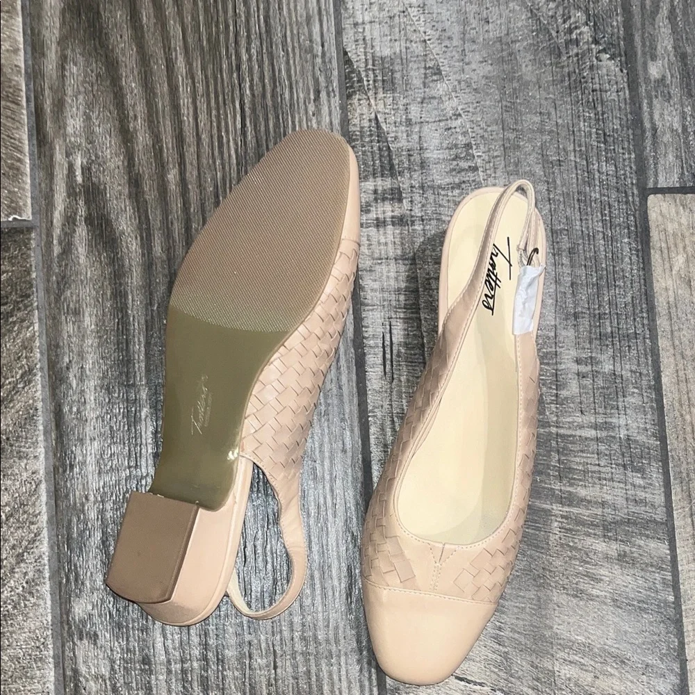 NWOT Trotters 1.5”  Cream Woven leather slingback Flats